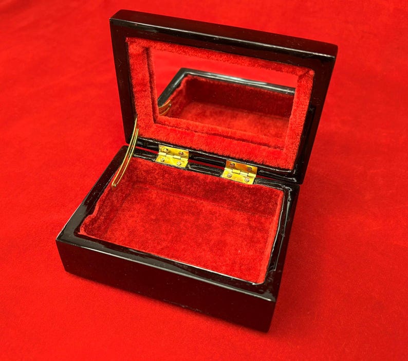 Small Rectangular Black Lacquerware Jewelry Box with Hinged Lid with Abalone Inlay Design afbeelding 4