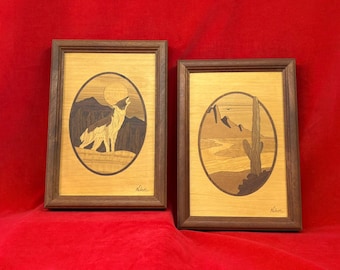 Ensemble de 2 photos vintage en bois marqueté marqueterie Hudson River « Loup hurlant » et « Cactus Saguaro » signées Nelson - 6 3/4 po. X 9 3/4 po.