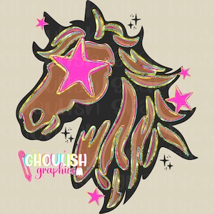 Peut inclure: Illustration numérique d'une tête de cheval avec un contour noir, une crinière marron et dorée, et une étoile rose pour un œil. Des étoiles roses et des étincelles sont dispersées autour de la tête du cheval. Le texte "Ghoulish Graphics" est en bas.