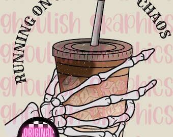 Peut inclure: Une main de squelette tenant une tasse de café glacé avec le texte "Running on Caffeine & Chaos" en arc de cercle au-dessus de la tasse.