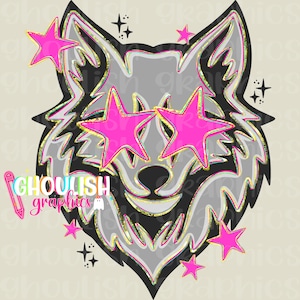 Puede incluir: Ilustración de una cabeza de lobo gris con gafas en forma de estrella rosa y estrellas rosas adicionales. El lobo tiene detalles en negro y dorado, y el texto "Ghoulish Graphics" es visible.
