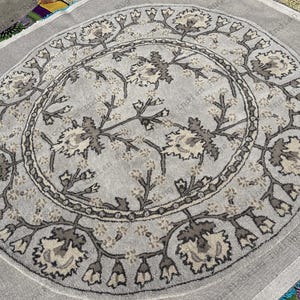 Hand-Tufted Wool Area Rug: Round Traditional Floral Design