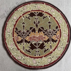 Patterned Round Wool Rug: Traditional Floral Design
