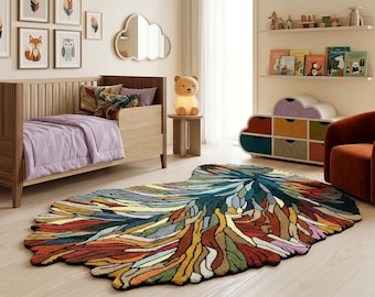 Puede incluir: Un dormitorio infantil con una cuna de madera, una alfombra colorida y un sillón color óxido. La alfombra tiene un diseño abstracto único con varios colores. Obras de arte y un espejo en forma de nube adornan las paredes, creando un espacio acogedor.