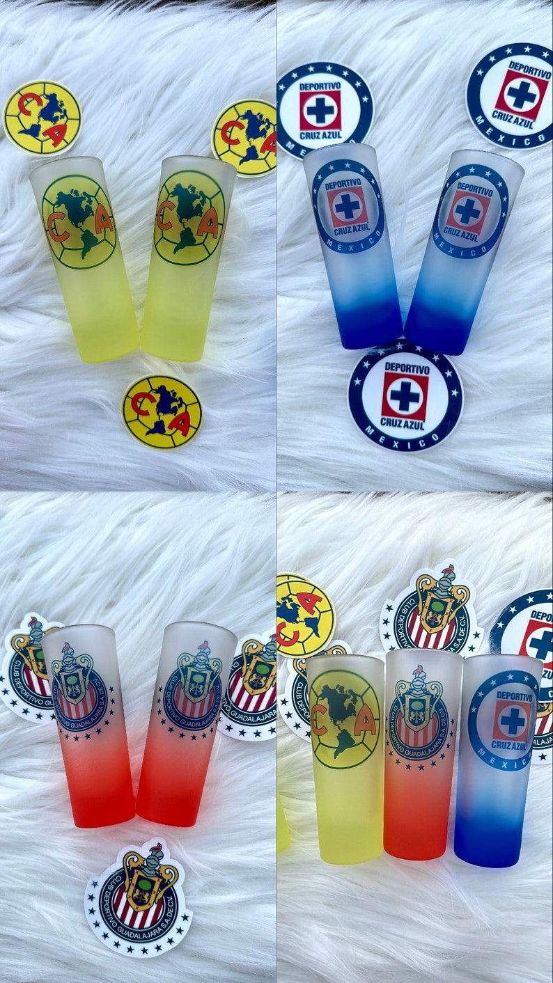 Puede incluir: Seis vasos de chupito escarchados con diferentes logotipos de equipo. Los logotipos incluyen Club Deportivo Guadalajara, Cruz Azul y Club Am&eacute;rica. Los vasos de chupito est&aacute;n sobre una superficie blanca y peluda.
