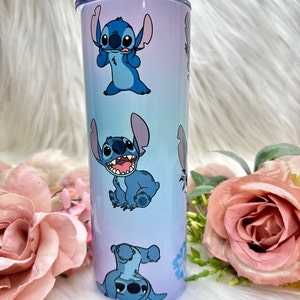 Puede incluir: Un vaso de acero inoxidable azul y morado con un patr&oacute;n repetido de Stitch de Lilo & Stitch. El vaso tiene una tapa transparente.