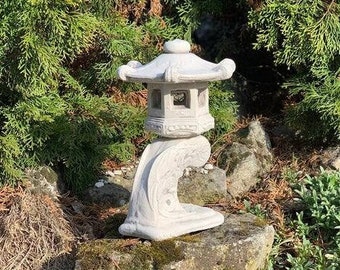 Outdoor garden pagoda figurine Asian style lantern decoration Pagoda for candle Concrete stone pagoda