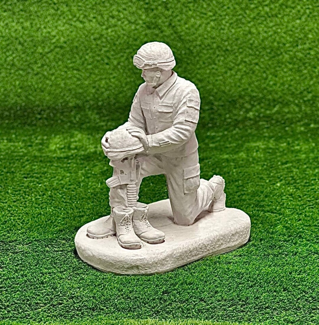 Kneeling Soldier Statue Concrete Soldier Figure Realistic Memorial of