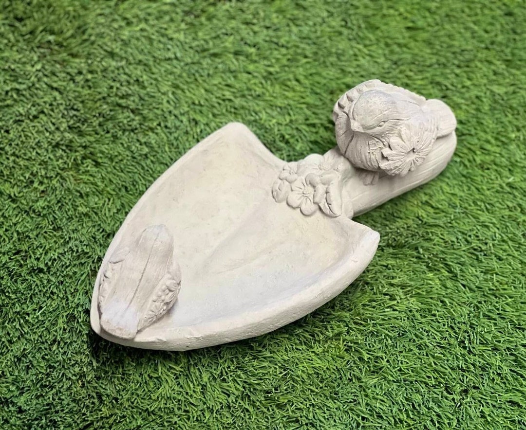 Concrete Birds on Spade Statue Detailed Resting Birds Figurine Outdoor