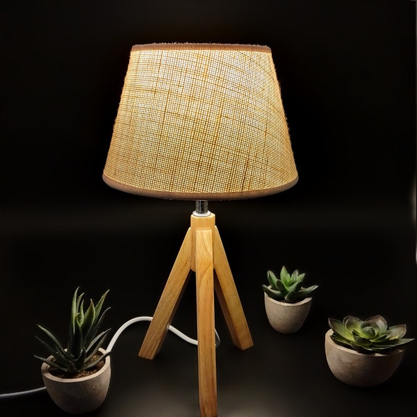 Dreibein Holz Tischlampe "Tribus" | midcentury Holzlampe | dekorative Tischleuchte | süße Ambiente Lampe | gemütliche Wohnzimmer Beleuchtung