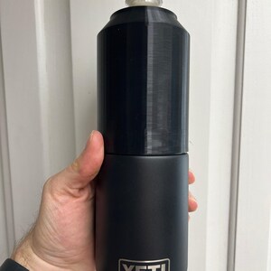 Puede incluir: Una botella YETI Rambler negra con tapa de acero inoxidable. La botella est&aacute; hecha de acero inoxidable de doble pared duradero y est&aacute; dise&ntilde;ada para mantener las bebidas fr&iacute;as durante horas.