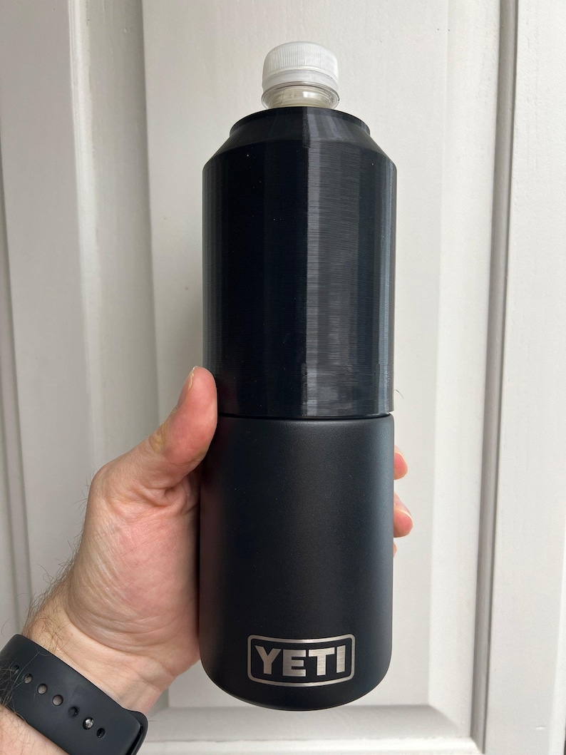 Puede incluir: Una botella YETI Rambler negra con tapa de acero inoxidable. La botella est&aacute; hecha de acero inoxidable de doble pared duradero y est&aacute; dise&ntilde;ada para mantener las bebidas fr&iacute;as durante horas.