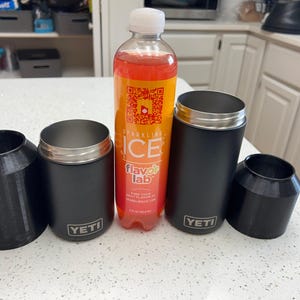 Puede incluir: Cuatro vasos t&eacute;rmicos negros de la marca Yeti, dos con tapas, y una botella de pl&aacute;stico transparente con una etiqueta roja y naranja que dice "Sparkling Ice Flavor Lab".