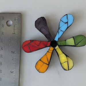 Regenboogmagneet, mozaïekmagneet, regenboogbloem, keukendecor, housewarmingcadeau, cadeau gastvrouw, regenboog, bloemenmagneet, glas-in-loodmozaïek