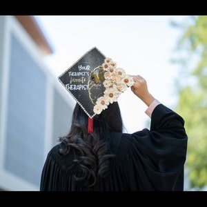 Topper de gorra de graduación de terapeuta; Topper de gorra de graduación personalizable, gorra de graduación, terapeuta, gorra de graduación de terapia, trabajador social