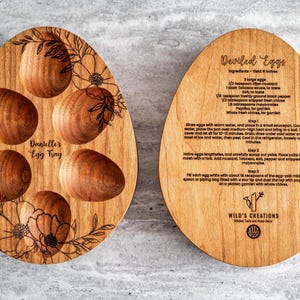 Peut inclure: Plateau &agrave; &oelig;ufs en bois avec un motif floral et le texte "Danielle's Egg Tray". Au dos du plateau, une recette d'&oelig;ufs &agrave; la diable avec les ingr&eacute;dients et les instructions.