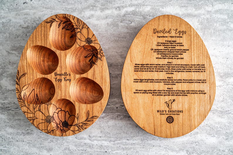 Peut inclure: Plateau &agrave; &oelig;ufs en bois avec un motif floral et le texte "Danielle's Egg Tray". Au dos du plateau, une recette d'&oelig;ufs &agrave; la diable avec les ingr&eacute;dients et les instructions.