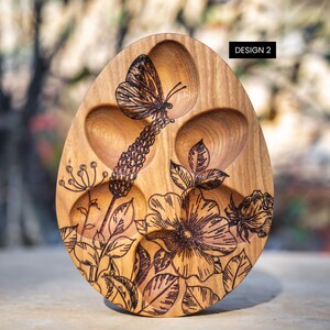 Peut inclure: Plateau de service en bois avec cinq compartiments, orn&eacute; d'un motif floral avec un papillon, grav&eacute; dans le bois. Le plateau est &eacute;tiquet&eacute; "DESIGN 2".
