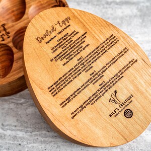 Peut inclure: Plateau de service en bois avec six cavit&eacute;s individuelles en forme d'&oelig;uf et une recette d'&oelig;ufs &agrave; la diable grav&eacute;e sur la surface. La recette comprend les ingr&eacute;dients et les instructions pour pr&eacute;parer des &oelig;ufs &agrave; la diable. Le plateau est &eacute;tiquet&eacute; "Wild's Creations".