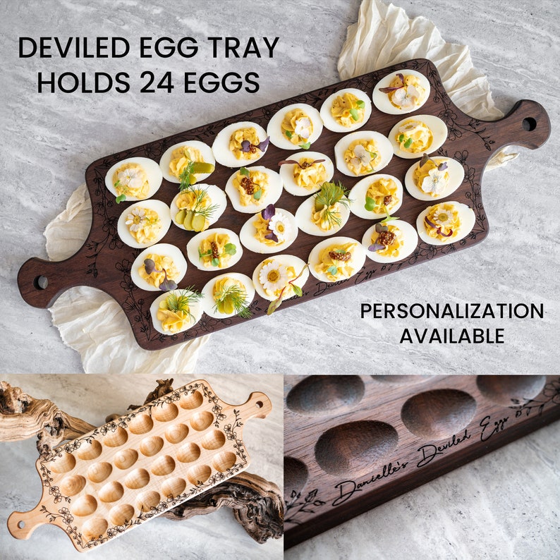K&ouml;nnte beinhalten: Ein Holztablett mit dunkelbrauner Oberfl&auml;che, das f&uuml;r 24 gef&uuml;llte Eier ausgelegt ist. Das Tablett ist mit einem dekorativen Blumendesign und dem Text "DEVILED EGG TRAY HOLDS 24 EGGS" verziert. Das Tablett ist mit gef&uuml;llten Eiern gef&uuml;llt, die jeweils mit einer anderen Garnitur wie Petersilie, Schnittlauch und Paprika verziert sind.