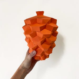Decorazioni natalizie, pigna di carta low poly, scultura fai da te di Natale, pigna di carta da scaricare in PDF, pigna poligonale 3D fatta a mano