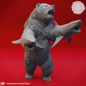 Könnte beinhalten: Eine graue 3D-gedruckte Figur eines Bären mit zwei Hai-Armen. Der Bär steht auf einer roten Oberfläche und hat seinen Mund zum Brüllen geöffnet. Die Haie brüllen ebenfalls mit offenem Maul.