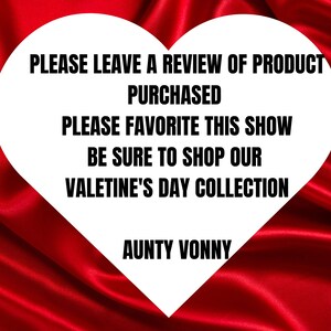 Puede incluir: Un gr&aacute;fico blanco en forma de coraz&oacute;n sobre un fondo de sat&eacute;n rojo con el texto "PLEASE LEAVE A REVIEW OF PRODUCT PURCHASED PLEASE FAVORITE THIS SHOW BE SURE TO SHOP OUR VALENTINE'S DAY COLLECTION AUNTY VONNY"