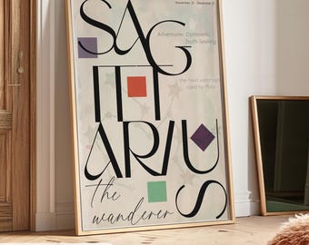 Puede incluir: Un cuadro decorativo rectangular vertical en un marco de madera clara con la palabra SAGITTARIUS en tipografía negra grande. El diseño incluye pequeños cuadrados de colores, constelaciones tenues y el texto November 22 - December 21.