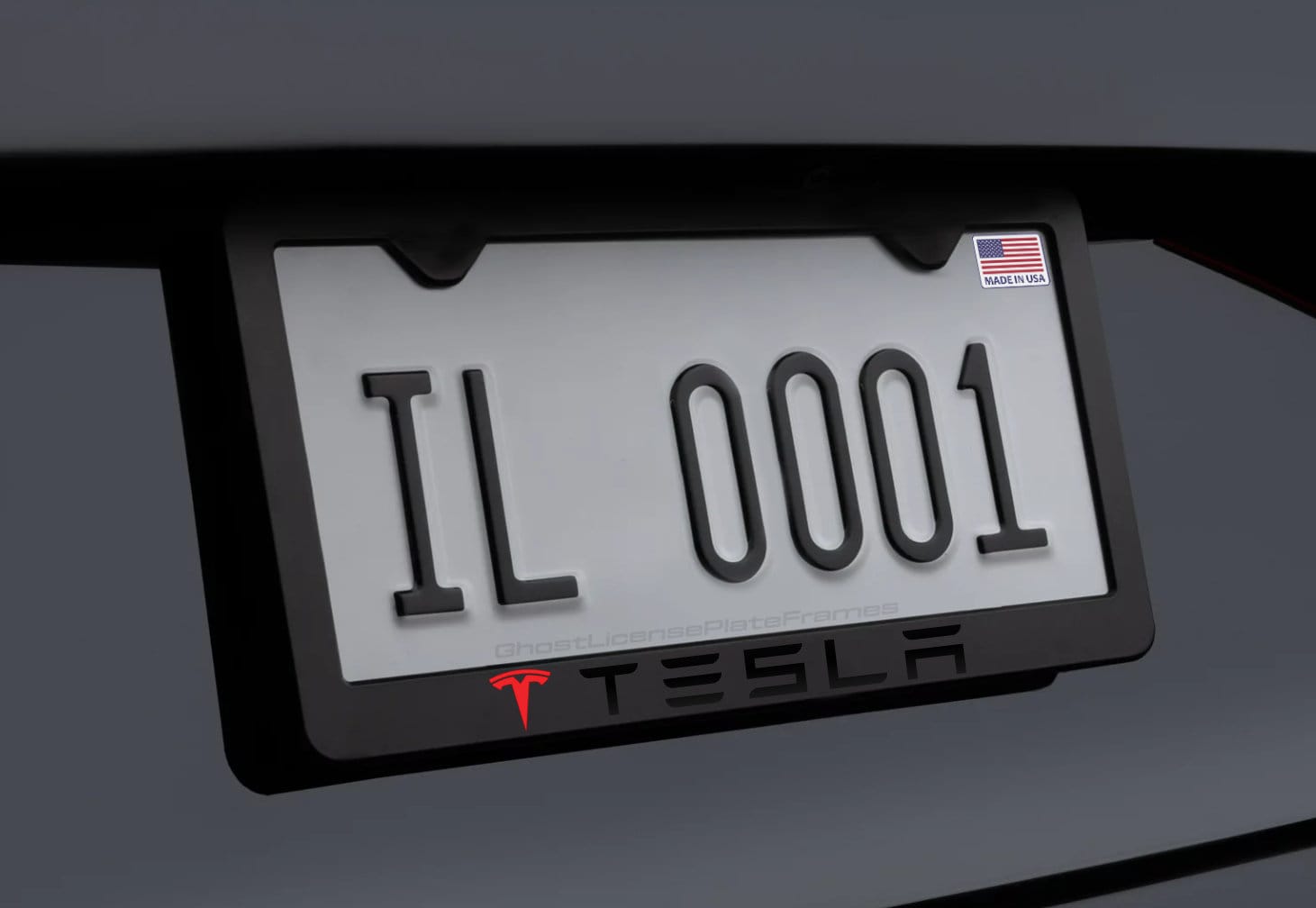 レッド＆ブラック テスラ ナンバープレートフレーム ブラック