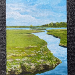 Puede incluir: Una pintura de un paisaje con un río sinuoso que fluye a través de un campo de hierba. El cielo es azul con nubes blancas. La pintura está firmada "ERMZ23" en la esquina inferior derecha.