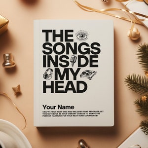 Puede incluir: Una libreta blanca con el texto "THE SONGS INSIDE MY HEAD" en letras negras y en negrita. La libreta tiene una ilustración en blanco y negro de un micrófono, auriculares y un tocadiscos. El texto "Your Name" está impreso debajo del título. El texto "CRAFT LYRICS THAT SING AND MELODIES THAT RESONATE: LET THIS NOTEBOOK BE YOUR VIBRANT CANVAS TO WEAVE THE PERFECT HARMONY FOR YOUR NEXT SONIC JOURNEY!" está impreso debajo del nombre.