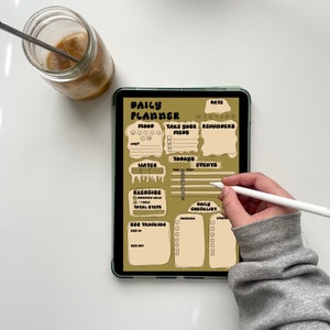 Op de afbeelding: Een digitale planner-app op een tablet met een bruin en beige kleurenschema. De app heeft secties voor dagelijkse taken, stemmingstracking, waterinname, lichaamsbeweging en slaaptracking. De app bevat ook een checklist en een sectie voor notities.