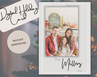 Può includere: Un modello di biglietto di auguri digitale con una famiglia di tre persone che sorridono davanti a un camino con un cartello natalizio che dice "It's the most wonderful time of the year". Il testo "The Millers 2022" è in fondo al biglietto.