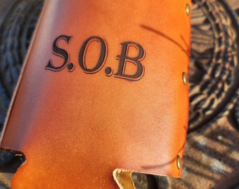 Personlig läderburk Coozie: Handgjord initialiserad ölhållare