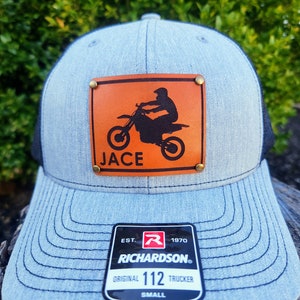 Personlig motocrosskeps för barn: Graverad läderlapp för dirtbike