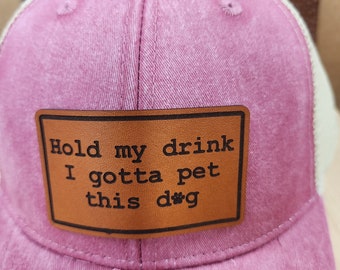 "Hold My Drink Dog Mom Hat - ""Hut für Hundeliebhaber"" - Trucker Hat mit Lederpatch."