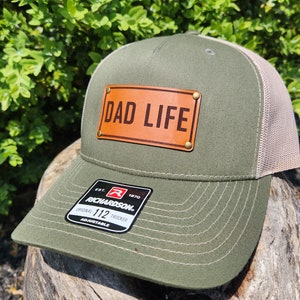 Czapka ratunkowa dla taty: grawerowana skórzana naszywka Richardson Trucker Hat