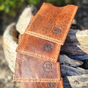 Portafoglio sottile in pelle con iniziali - Custodia per carte di credito personalizzata in pelle, regalo per lui - regalo per lei - Porta biglietti da visita in pelle con 2 iniziali