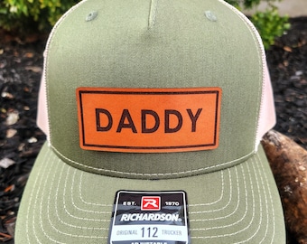 Cappello "Daddy" con toppa in pelle incisa - Cappellino da camionista Richardson