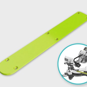 Peut inclure: Une extension de clôture de scie à onglets vert citron vif avec quatre trous pré-percés. Un encart circulaire montre une scie à onglets avec une lame argentée et des accents noirs et jaunes. La scie a un sac à poussière blanc et la marque "RYOBI" est visible.