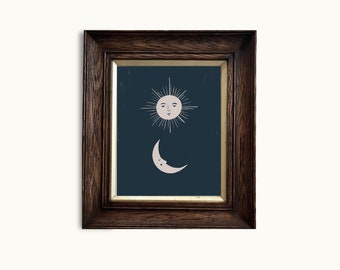 Könnte beinhalten: Ein gerahmter Druck mit einem stilisierten Sonnen- und Monddesign. Die Sonne ist gelb mit einem Gesicht und der Mond ist rosa in einer Sichelform.