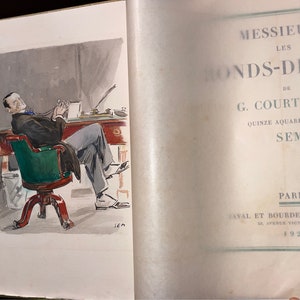 Op de afbeelding: Een vintage boekomslag met een zwart-witte illustratie van een man die op een stoel zit. De titel van het boek is "Messieurs Les Honds-De-Cu" van G. Courteline. Het boek is geïllustreerd door Sem en in 1927 in Parijs uitgegeven.