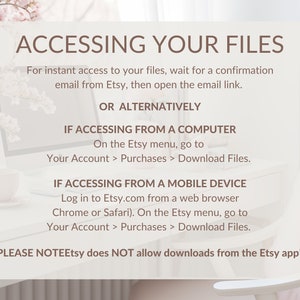 Op de afbeelding: Een witte achtergrond met bruine tekst die uitlegt hoe je toegang krijgt tot digitale bestanden die je op Etsy hebt gekocht. De tekst luidt "Accessing Your Files" en bevat instructies voor het openen van bestanden vanaf een computer en een mobiel apparaat. De tekst merkt ook op dat Etsy geen downloads toestaat via de Etsy-app.