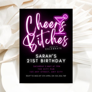 Op de afbeelding: Een zwart-witte verjaardagsuitnodiging met roze neontekst die "Cheers Bitches" luidt en een roze neoncocktailglas. De uitnodiging is voor Sarah's 21e verjaardag en bevat de datum, tijd, locatie en RSVP-informatie.