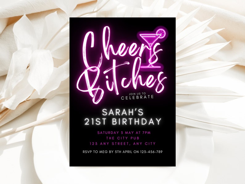 Op de afbeelding: Een zwart-witte verjaardagsuitnodiging met roze neontekst die "Cheers Bitches" luidt en een roze neoncocktailglas. De uitnodiging is voor Sarah's 21e verjaardag en bevat de datum, tijd, locatie en RSVP-informatie.