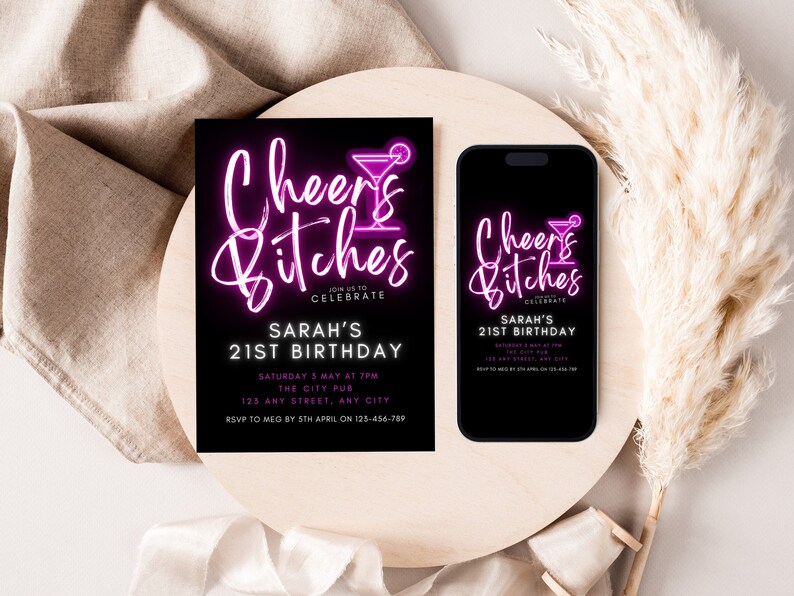 Op de afbeelding: Een digitale uitnodiging in zwart en roze met de tekst "Cheers Bitches" en een neonroze cocktailglasafbeelding. De uitnodiging is voor Sarah's 21e verjaardag. De tekst bevat de datum, tijd, locatie en RSVP-informatie.