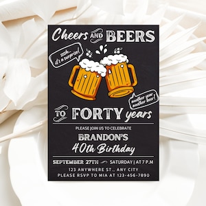 Peut inclure: Invitation de style tableau noir en noir et blanc avec un graphique de deux chopes de bière qui trinquent. Le texte dit "Cheers and Beers to Forty Years". Il comprend le nom Brandon et la date du 27 septembre.