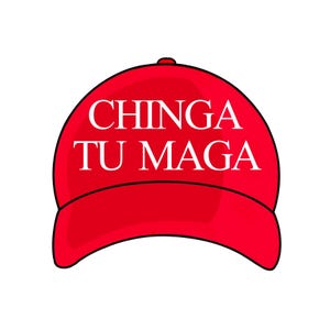 Può includere: Cappellino da baseball rosso con il testo "CHINGA TU MAGA" in lettere bianche.