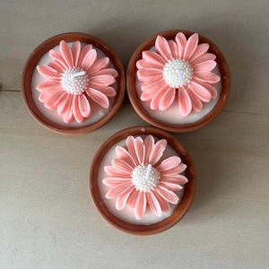 Geurige madeliefje sojawas kaars in een schaaltje | Souvenir, aandenken, cadeau-idee