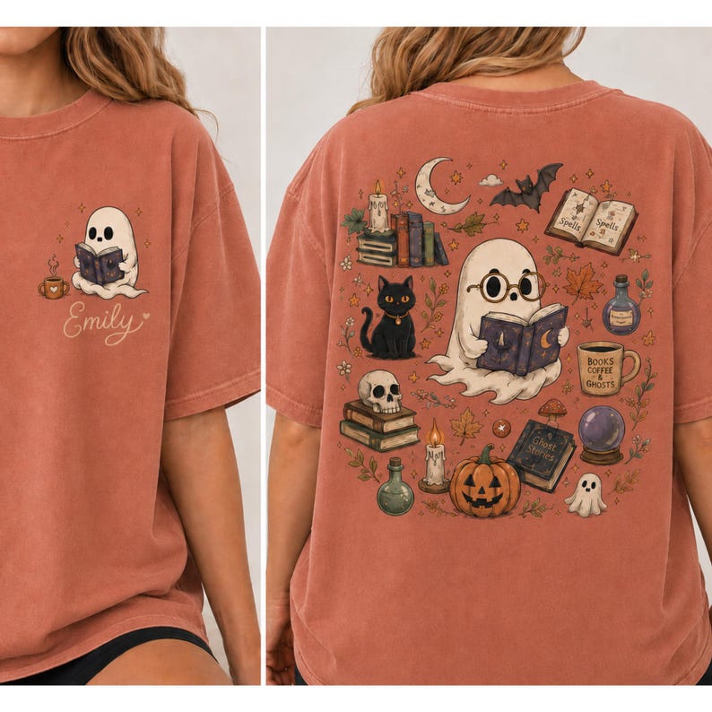 Puede incluir: Una camiseta color terracota con un peque&ntilde;o fantasma leyendo un libro y el nombre Emily en el frente. La parte posterior muestra un gr&aacute;fico grande de un fantasma leyendo, un gato negro, una calavera, una calabaza, libros y el texto Books Coffee & Ghosts.